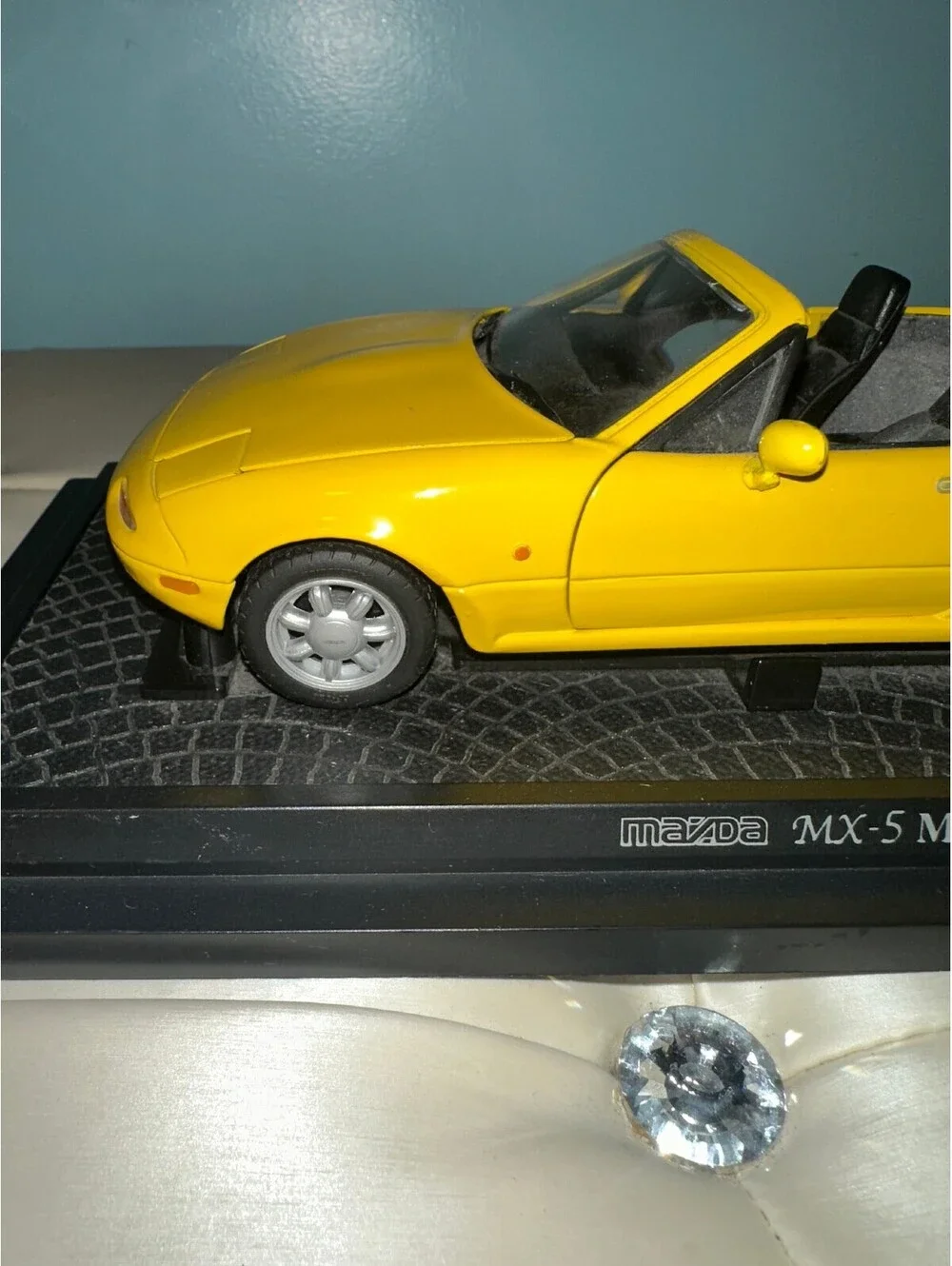 Kyosho Yellow MX-5 Miata Vintage Model Car Detailed 1:18